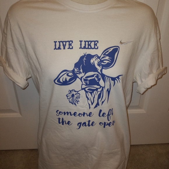 Nike tee live like someone left gate open cow tee - Picture 2 of 5